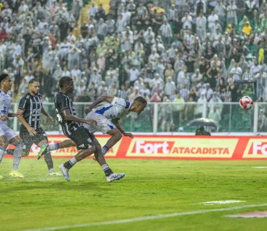 A mística do clássico e os contrastes do futebol de Santa Catarina A mística do clássico marca o duelo entre jogadores de Figueirense e Avaí em campo durante o tradicional confronto catarinense.