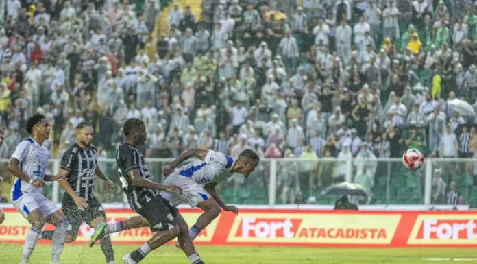 A mística do clássico e os contrastes do futebol de Santa Catarina A mística do clássico marca o duelo entre jogadores de Figueirense e Avaí em campo durante o tradicional confronto catarinense.