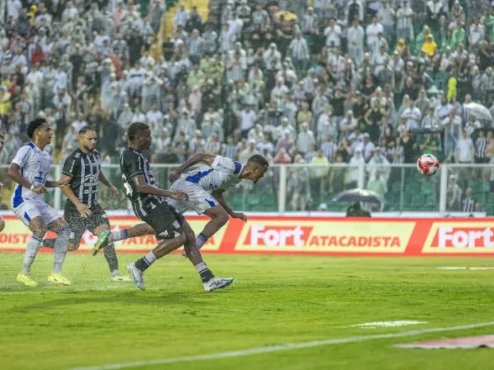 Figueirense e Avaí (1) A mística do clássico marca o duelo entre jogadores de Figueirense e Avaí em campo durante o tradicional confronto catarinense.