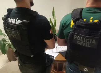 Agentes do Gaeco cumprindo mandados de prisão na Operação entre Lobos II