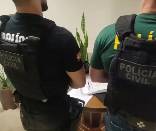 Agentes do Gaeco cumprindo mandados de prisão na Operação entre Lobos II