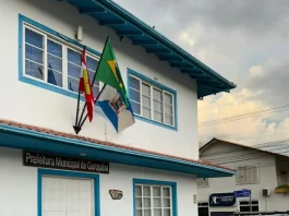 Operação Coleta Seletiva prende prefeito de Garopaba, servidor e empresário Viatura da Polícia Civil em frente à Prefeitura de Garopaba durante a operação Coleta Seletiva.