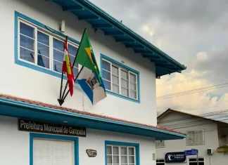 Viatura da Polícia Civil em frente à Prefeitura de Garopaba durante a operação Coleta Seletiva.