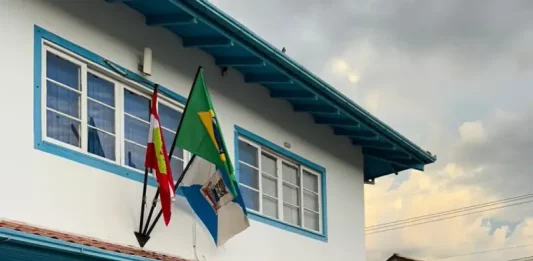 Viatura da Polícia Civil em frente à Prefeitura de Garopaba durante a operação Coleta Seletiva.