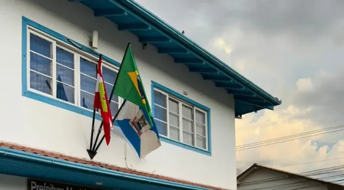 Viatura da Polícia Civil em frente à Prefeitura de Garopaba durante a operação Coleta Seletiva.