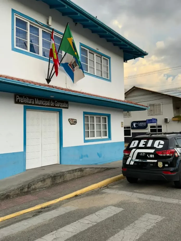 Viatura da Polícia Civil em frente à Prefeitura de Garopaba durante a operação Coleta Seletiva.