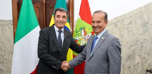 Governador Jorginho Mello recebe embaixador da Itália e oficializa escritório consular em Florianópolis Governador Jorginho Mello e embaixador da Itália, Alessandro Cortese