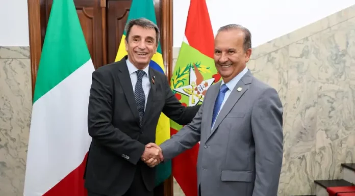 Governador Jorginho Mello recebe embaixador da Itália e oficializa escritório consular em Florianópolis Governador Jorginho Mello e embaixador da Itália, Alessandro Cortese