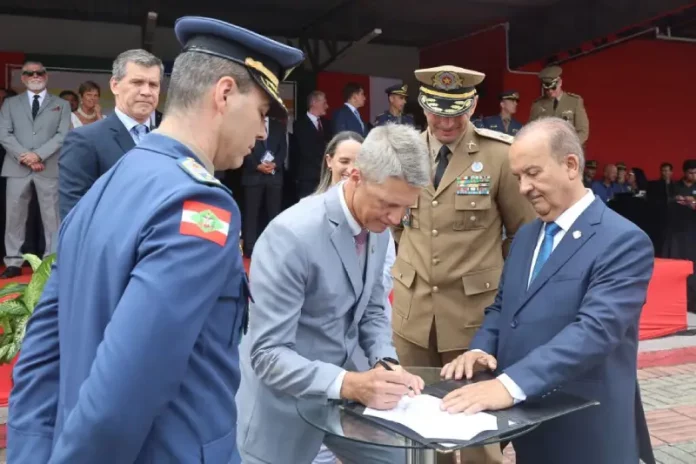 Governador Jorginho Mello assina contrato para compra de munições para forças policiais