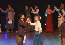 Grupo Querência Açoriana em apresentação de dança