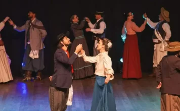 Grupo Querência Açoriana em apresentação de dança