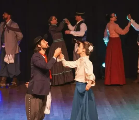 Grupo Querência Açoriana realiza ensaio geral antes de competição em Vacaria (RS) Grupo Querência Açoriana em apresentação de dança