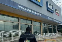 Fechamento de universidade em São José leva Procon a cobrar explicações Diretor do Procon de São José entra no prédio da IES FASC durante apuração sobre o encerramento das atividades da instituição.