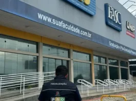 Diretor do Procon de São José entra no prédio da IES FASC durante apuração sobre o encerramento das atividades da instituição.