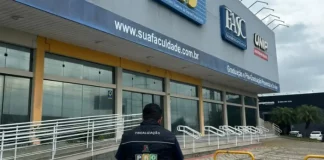 Diretor do Procon de São José entra no prédio da IES FASC durante apuração sobre o encerramento das atividades da instituição.