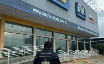 Diretor do Procon de São José entra no prédio da IES FASC durante apuração sobre o encerramento das atividades da instituição.