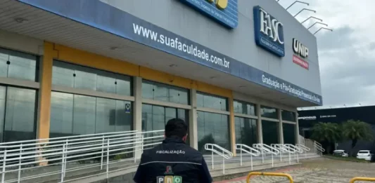 Diretor do Procon de São José entra no prédio da IES/FASC durante apuração sobre o encerramento das atividades da instituição.