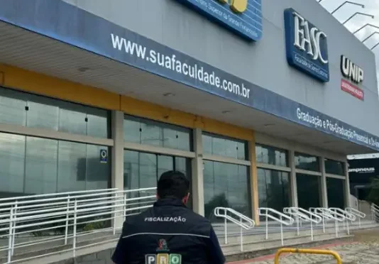 Diretor do Procon de São José entra no prédio da IES FASC durante apuração sobre o encerramento das atividades da instituição.