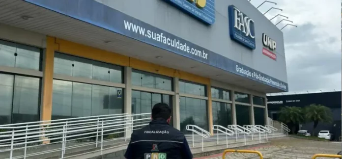 Diretor do Procon de São José entra no prédio da IES FASC durante apuração sobre o encerramento das atividades da instituição.