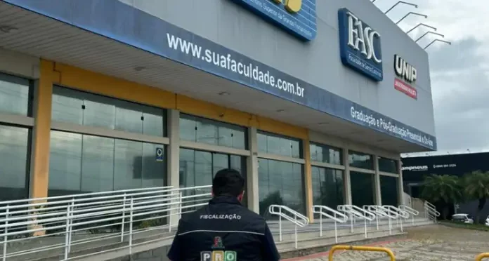 Diretor do Procon de São José entra no prédio da IES FASC durante apuração sobre o encerramento das atividades da instituição.