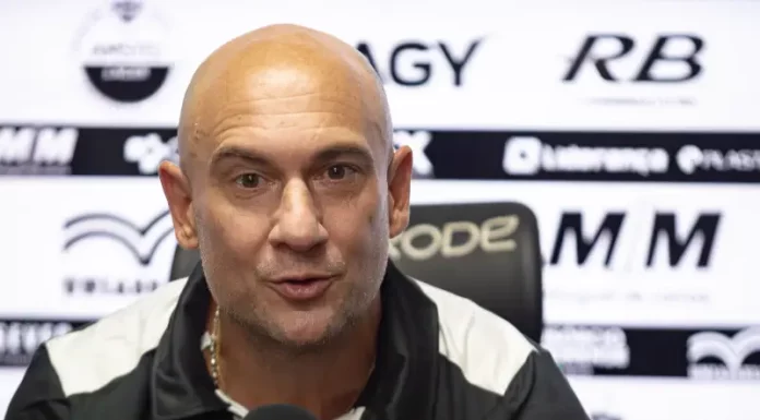 Catarinense expõe crise de gigantes, mudanças na arbitragem e jogos decisivos Márcio Zanardi, novo técnico do Figueirense, durante coletiva de imprensa após assumir o comando do time catarinense.