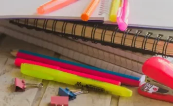 materiais escolares representando lista para Operação Volta às Aulas