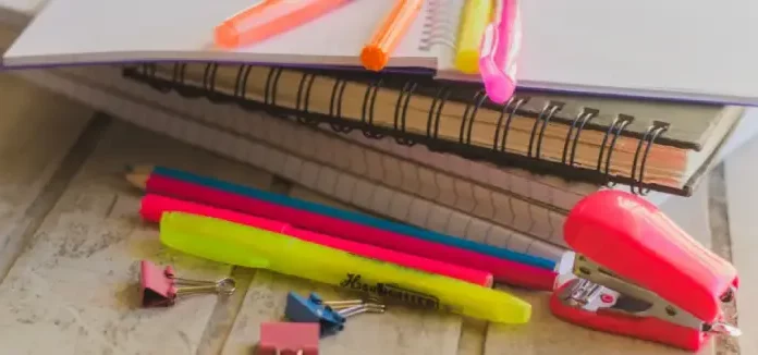 materiais escolares representando lista para Operação Volta às Aulas