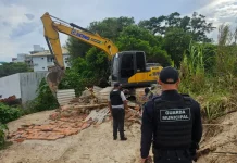 Agentes da Guarda Municipal acompanhando as demolições da Operação Solo Legal, nos Ingleses