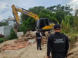 Agentes da Guarda Municipal acompanhando as demolições da Operação Solo Legal, nos Ingleses
