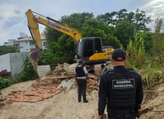 Agentes da Guarda Municipal acompanhando as demolições da Operação Solo Legal, nos Ingleses