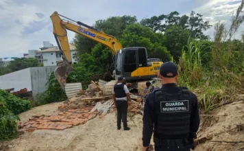 Agentes da Guarda Municipal acompanhando as demolições da Operação Solo Legal, nos Ingleses