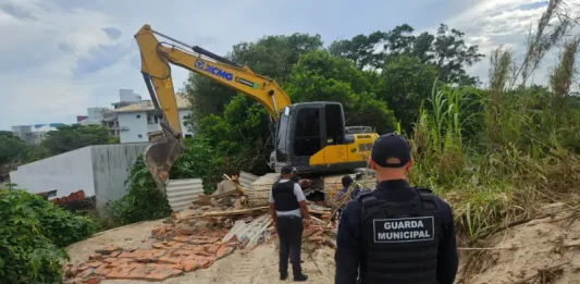 Agentes da Guarda Municipal acompanhando as demolições da Operação Solo Legal, nos Ingleses