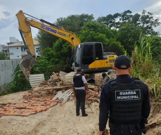 Agentes da Guarda Municipal acompanhando as demolições da Operação Solo Legal, nos Ingleses