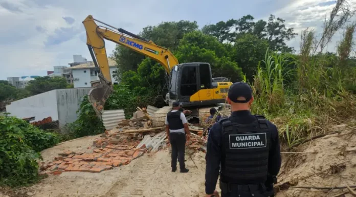 Agentes da Guarda Municipal acompanhando as demolições da Operação Solo Legal, nos Ingleses