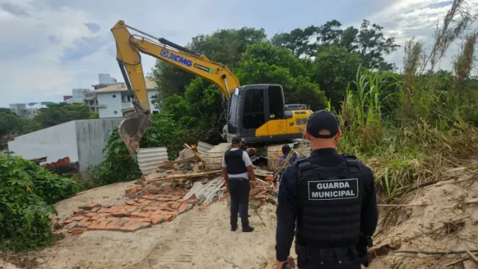 Agentes da Guarda Municipal acompanhando as demolições da Operação Solo Legal, nos Ingleses