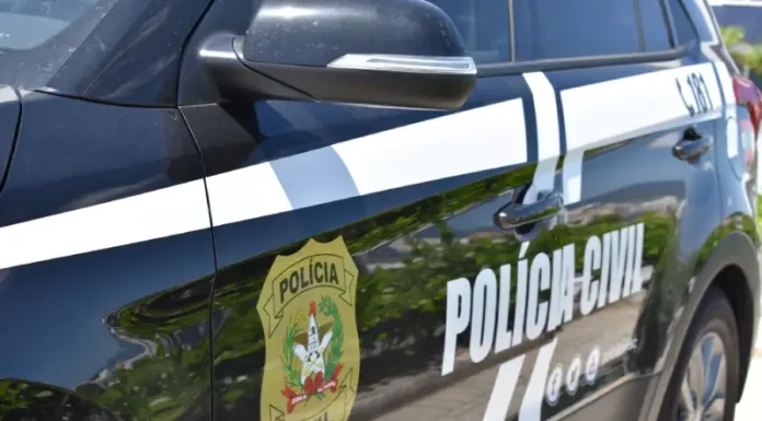 Viatura da polícia civil que investiga crime de maus tratos do cão Orelha