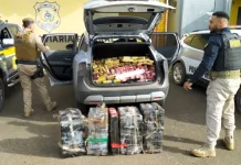 Agentes da Polícia Rodoviária Federal realizam vistoria em veículo apreendido para registrar e comprovar a apreensão de 529 quilos de maconha.