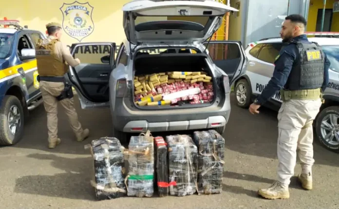 PRF apreende 529 kg de maconha Agentes da Polícia Rodoviária Federal realizam vistoria em veículo apreendido para registrar e comprovar a apreensão de 529 quilos de maconha.