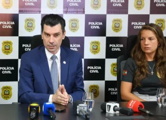 Polícia Civil indicia dois empresários e um advogado por coação no caso do cão Orelha Delegado Geral da Polícia Civil Ulisses Gabriel e delegada Mardjoli na coletiva de imprensa sobre o caso do Cão Orelha