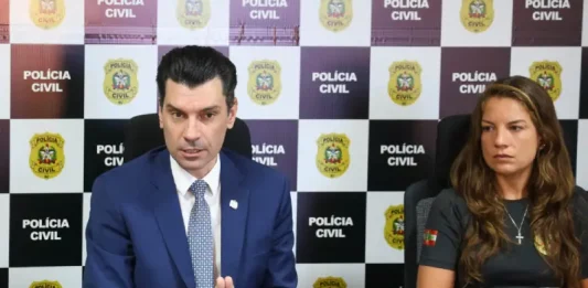 Delegado Geral da Polícia Civil Ulisses Gabriel e delegada Mardjoli na coletiva de imprensa sobre o caso do Cão Orelha