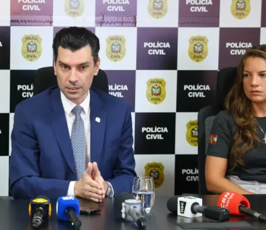 Delegado Geral da Polícia Civil Ulisses Gabriel e delegada Mardjoli na coletiva de imprensa sobre o caso do Cão Orelha