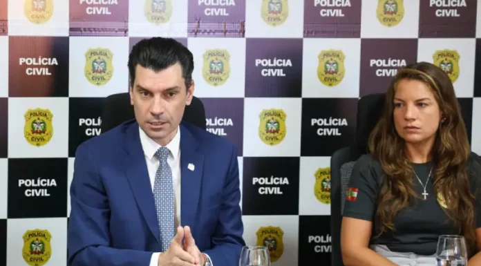 Delegado Geral da Polícia Civil Ulisses Gabriel e delegada Mardjoli na coletiva de imprensa sobre o caso do Cão Orelha
