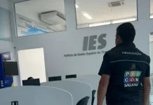 Diretor do Procon de São José na sede da Faculdade IES