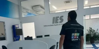 Diretor do Procon de São José na sede da Faculdade IES