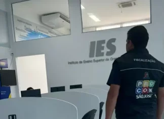 Diretor do Procon de São José na sede da Faculdade IES