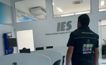Diretor do Procon de São José na sede da Faculdade IES