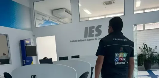 Diretor do Procon de São José na sede da Faculdade IES