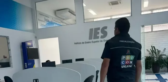 Diretor do Procon de São José na sede da Faculdade IES