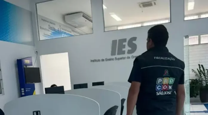 Procon de São José analisa resposta de faculdade após encerramento das atividades Diretor do Procon de São José na sede da Faculdade IES