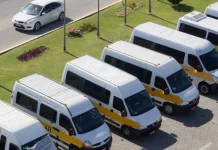 São José inicia renovação dos alvarás do transporte escolar para 2026 Vans de transporte escolar de São José